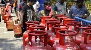 नए वित्त वर्ष के पहले दिन LPG सिलेंडर सस्ता हुआ