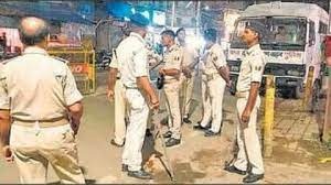 शराब तस्कर विक्की टॉफियां वाला की तलाश में पुलिस की रेड