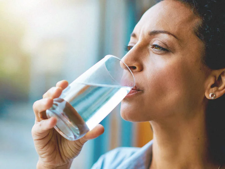 हेल्दी रहने के लिए कितना पानी पीना जरूरी? हर उम्र के लिए अलग-अलग हैं नियम, यहां देखें